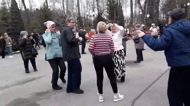 Пламенем огня ты любил меня 💃🌹 Счастливые минуты в парке Горького💃🌹 Харьков 2022 смотреть онлайн