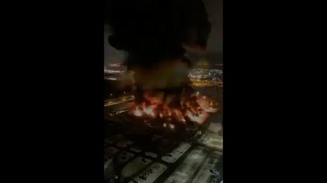 Пожар в ТЦ МЕГА Химки-Москва, на площади 7000 квадратов, остались только несущие конструкции. смотреть онлайн