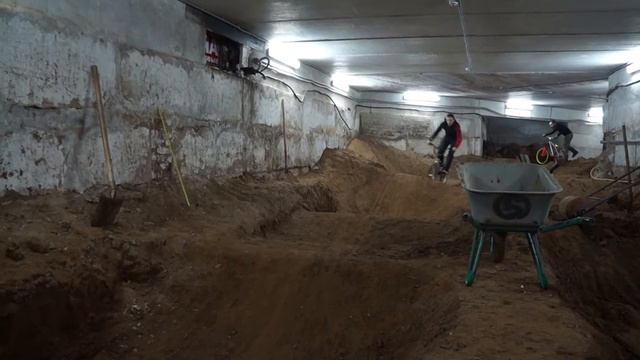 Стройка памп-трека в подвале велошколы смотреть онлайн