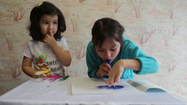 Мисс Азиза и мисс Вика рисуют с воздушными фломастерами смотреть онлайн
