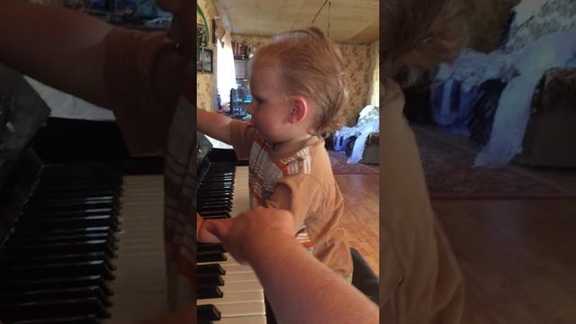 Малыш играет на пианино и поет смотреть онлайн