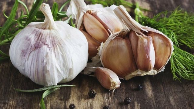 Многие едят ЧЕСНОК, но 90% даже не знают о том, ЧТО ТВОРИТ ЧЕСНОК С ОРГАНИЗМОМ...Польза и вред.. смотреть онлайн