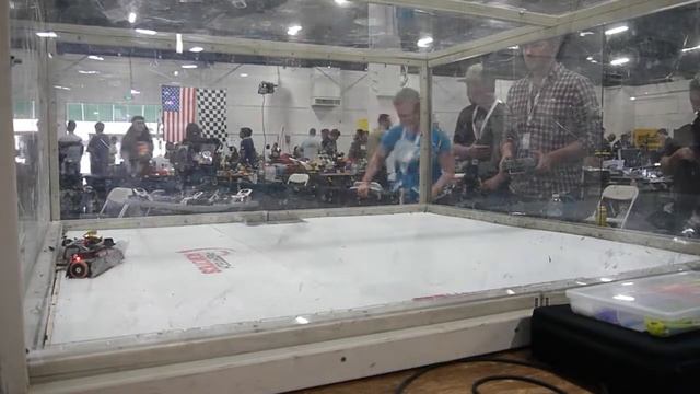 Chewii vs Murder Pig Robogames 2018 смотреть онлайн