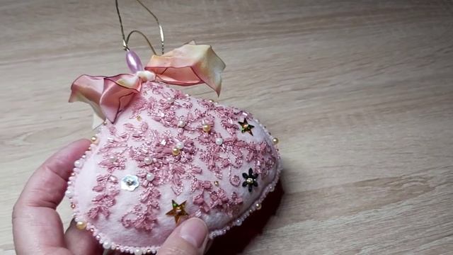 Две подвески на елку смотреть онлайн