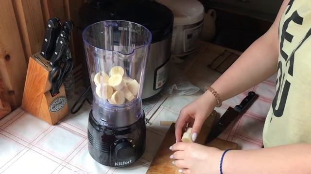 Смузи из банана, малины и овсяного молока. Обзор блендера Kitfort KT-1331-1. смотреть онлайн