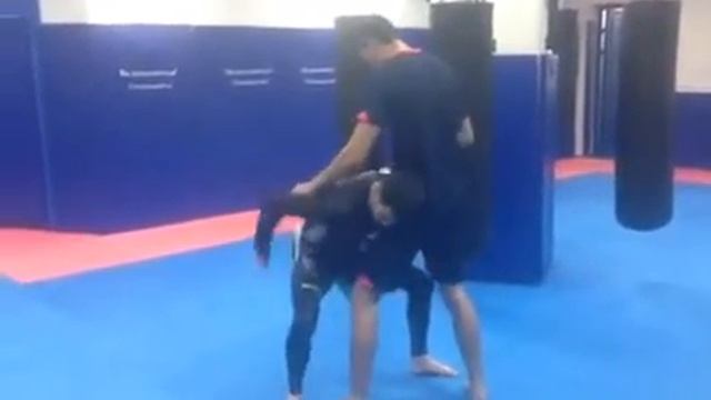 Проход в ноги. Тренировка ММА. FightBRO.ru - г. Москва, Ленинский проспект смотреть онлайн