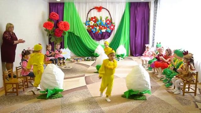 Танец цыплят. Весенний утренник. Младшая группа.