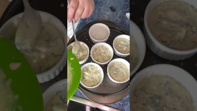 Оладьи с клубникой и йогуртовым топпингом