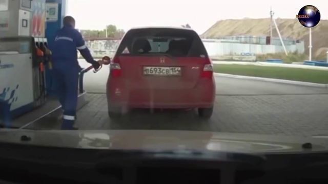 На эти женские чудеса можно смотреть бесконечно! Как женщины заправляют свои машины на АЗС! смотреть онлайн