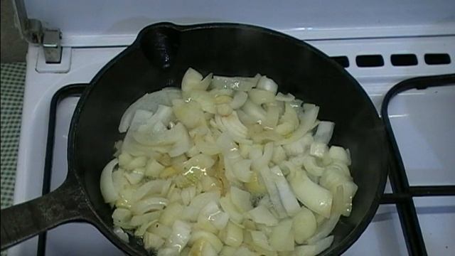 КУРИНЫЕ ЖЕЛУДКИ ТУШЕНЫЕ С ЛУКОМ И МОРКОВЬЮ В СМЕТАННОМ СОУСЕ. смотреть онлайн