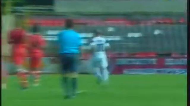 Torwart versucht den Ball zu stoppen смотреть онлайн