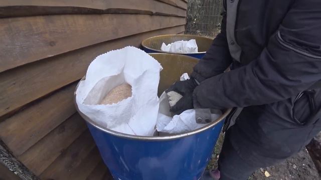 Зачем они ИСПОРТИЛИ нашу новую крышу?! Подготовили стены к утеплению. Жизнь в деревне смотреть онлайн