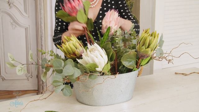 Rustic wedding table flowers of mixed proteas, lavender, berries & foliage смотреть онлайн
