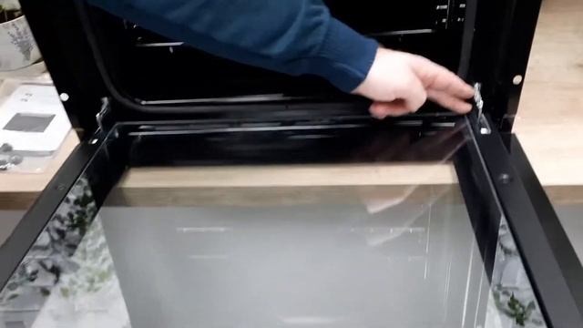Духовки SCHTOFF . Как помыть стекло? Нет ничего проще. Смотрим видео, как обслуживать духовой шкаф. смотреть онлайн