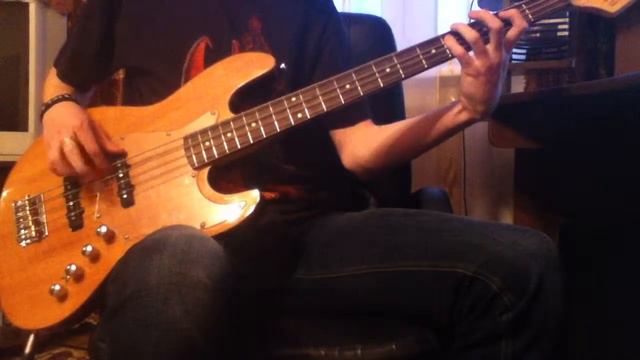 Arctic Monkeys - When the Sun Goes Down (bass slap cover) смотреть онлайн