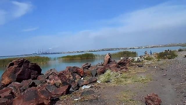 Стена на скале печи Старой площадки, рыбаки и озеро с тропы под скалой | Балхаш смотреть онлайн