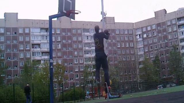 ФизРук прыгает на школьном стадионе смотреть онлайн