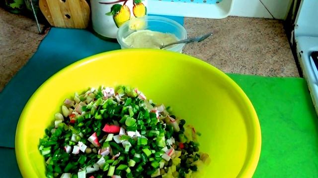 Крабовый салат с картошкой, огурцом, горошком. Легко и просто смотреть онлайн