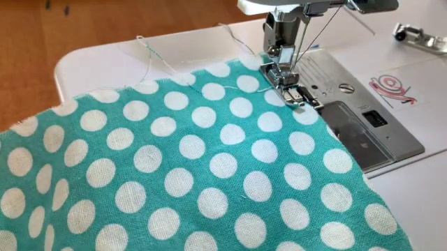 How to use an overlock foot смотреть онлайн