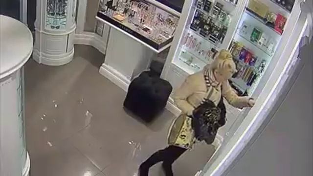 В магазине Ялты под прицелом видеокамер девушка украла духи смотреть онлайн