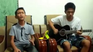 Парень очень круто поет под гитару