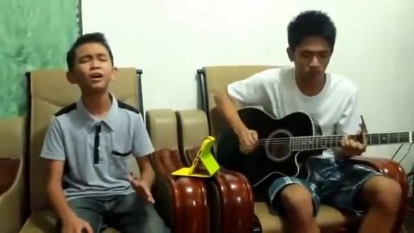 Парень очень круто поет под гитару