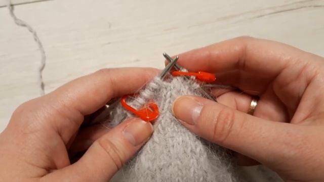 Пушистая шапка бини спицами из ангоры с подкладом. Красивая макушка 6 клиньев. Мастер-класс. Вязани смотреть онлайн