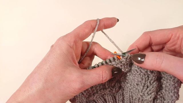 МОДНАЯ МУЖСКАЯ ШАПКА СПИЦАМИ / Подробный МК по вязанию для начинающих смотреть онлайн