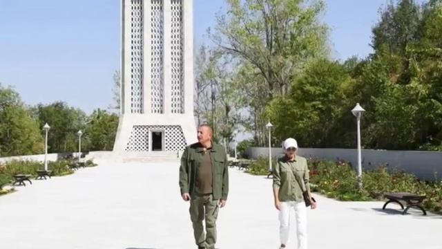 Президент Азербайджана Ильхам Алиев и первая леди Мехрибан Алиева в ходе поездки в Шушу смотреть онлайн