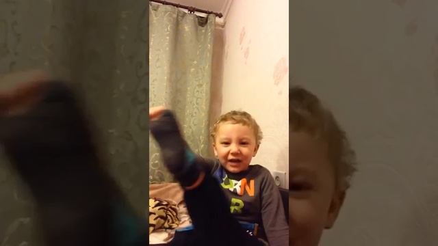 Малой материт деда! Чихает. Малыш. смотреть онлайн
