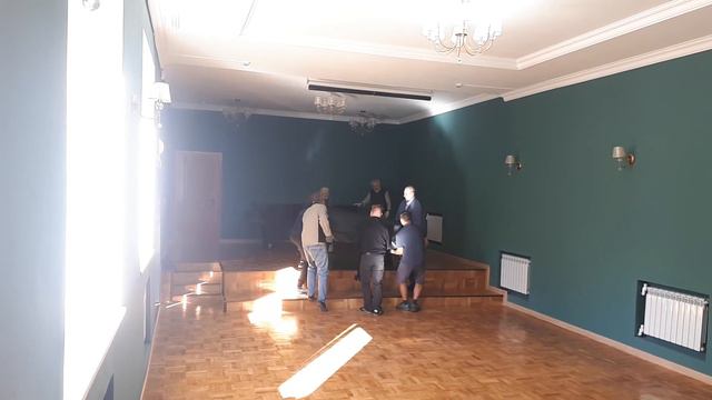 Грузчики перетаскивают рояль. смотреть онлайн