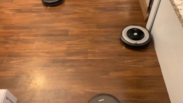 This is what happens when 6 Roombas clean the same room Irobot deebot Robot Vacuums смотреть онлайн