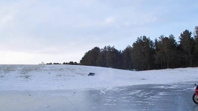по льду на мотоцикле 90 км.ч и пацан на веревке на капоте смотреть онлайн