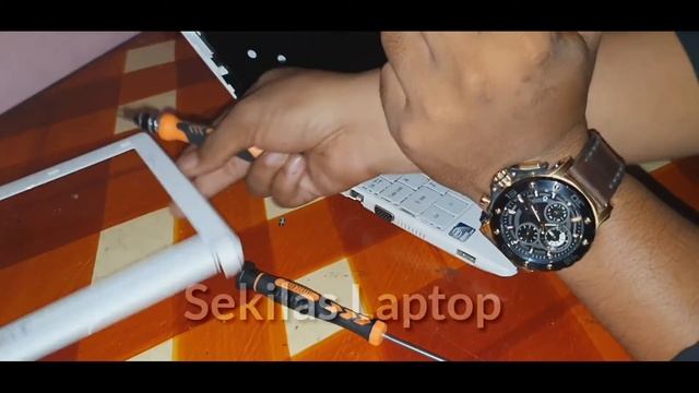 TUTORIAL CARA GANTI LCD NETBOOK ACER ASPIRE ONE HAPPY D270 D255 D257