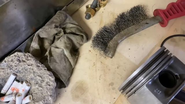 Как правильно чистить поршни перед установкой колец. Сборка мотора БМВ М43Б19ТУ. ЧАСТЬ 4 смотреть онлайн