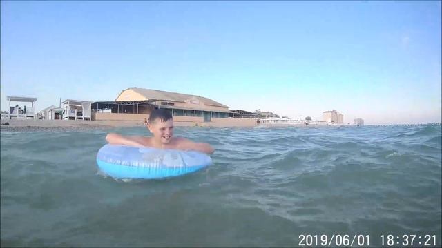 Я и Кирилл на круге на море вечером!Какая водичка!Евпатория!SJ8 PRO смотреть онлайн