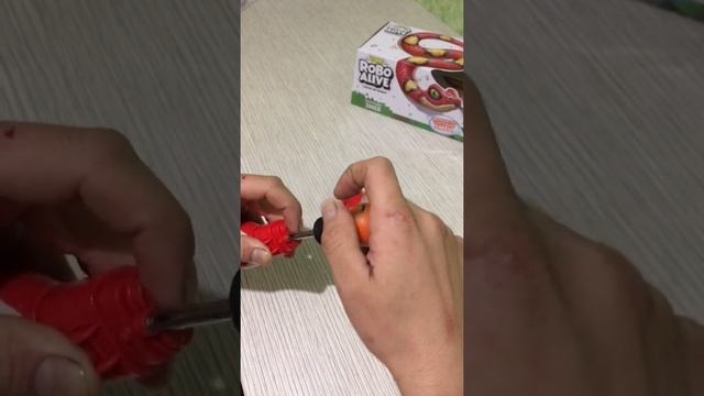 Robo Alive Ползающая змея! смотреть онлайн