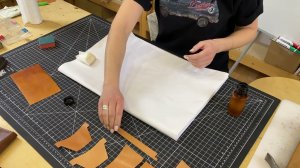 Обрабатываем лицо кожи и урезы. Правильный порядок действий