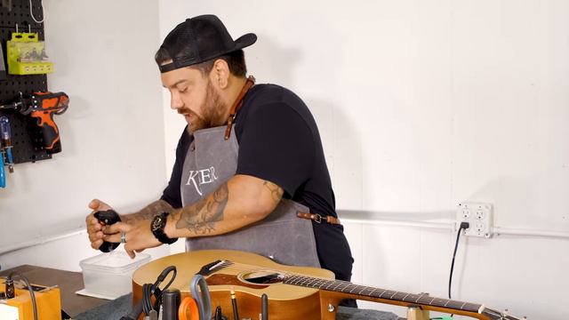 How to Humidify Your Guitar | Tech Tricks | Kyser Musical Products смотреть онлайн