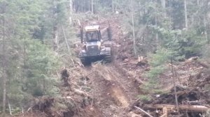 Форвардер зелет вверх.работа в тайге.