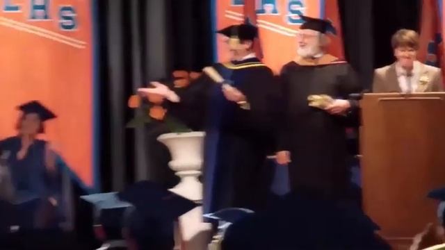 Костюм для получения диплома смотреть онлайн