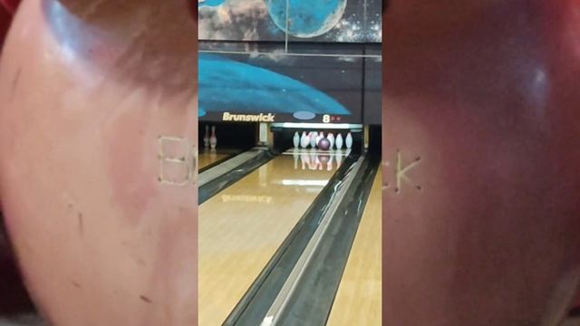 кидаем мяч для боулинга в кегли разными способами с Данилом смотреть онлайн