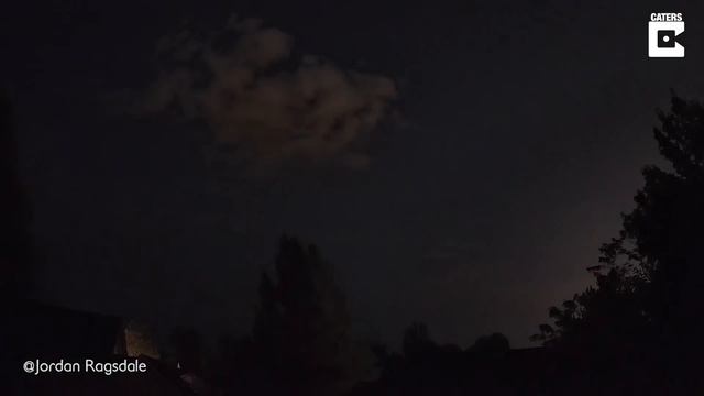 Astrophotographer Captures Falling Meteor Fireball Over Garden смотреть онлайн