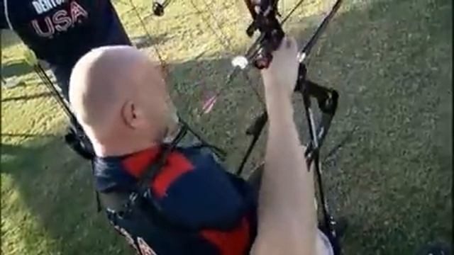 Мужчина без рук стреляет из лука смотреть онлайн