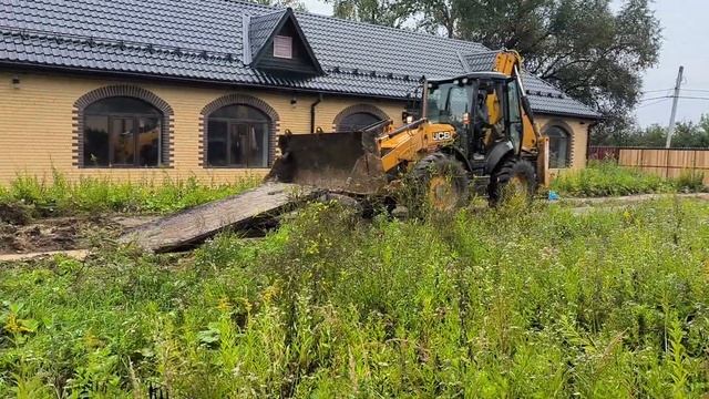 Разбираем временную дорогу и готовим площадку для отапливаемой автостоянки... смотреть онлайн