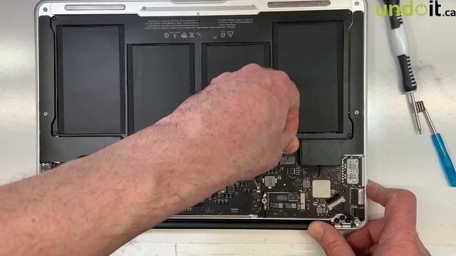 ??MacBook Air A1466 Year 2011-2017 Battery replacement ?- Hamad Benaicha - undoit.ca смотреть онлайн