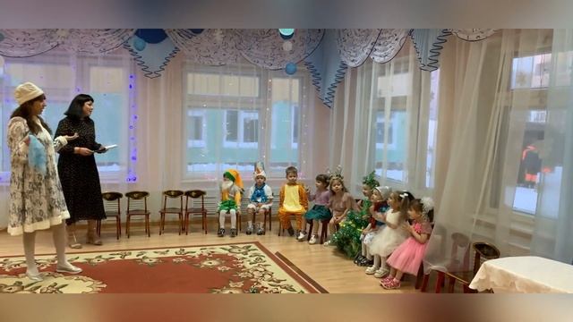 У новогодней елочки Вторая младшая группа № 12 смотреть онлайн