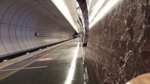 Московский метрополитен станция Верхние Лихоборы прибывает поезд 81-717 "Номерной"