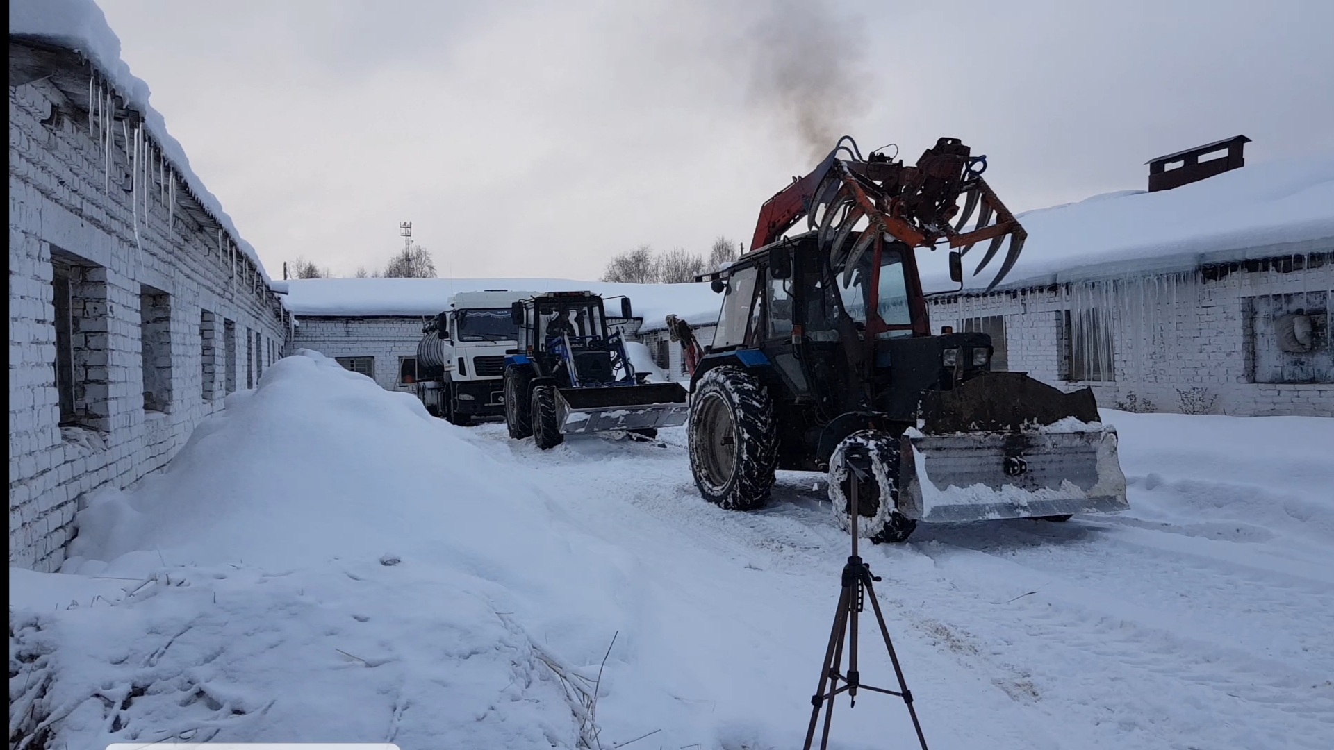 Авария лесовозов. Вытаскиваем молоковоз в два трактора МТЗ. В госятх у Лехи!  Чистим кукурузу