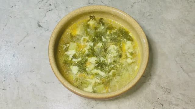 Щавелевый суп - легкий яркий летний овощной супчик